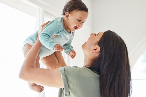 Mãe se divertindo com bebê.