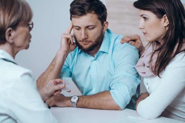 Casal em consulta com médica.
