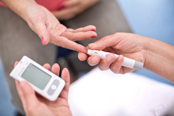 Mulheres grávidas controlam o açúcar no sangue.