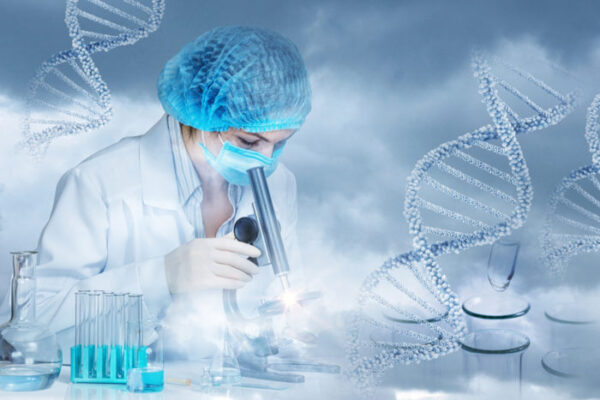 Profissional médica trabalhando em laboratório.