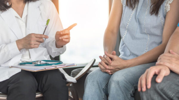 Casal conversando com profissional´médica.