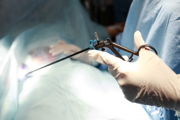 Médico realizando cirurgia em paciente.