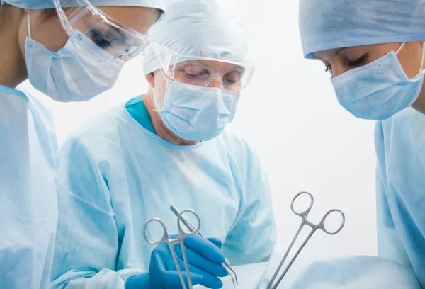 Médicos realizando cirurgia.