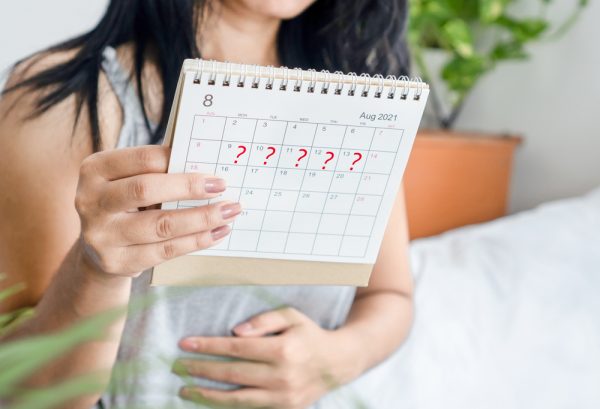 mulher vendo calendário preocupada com a gravidez