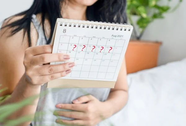 mulher vendo calendário preocupada com a gravidez