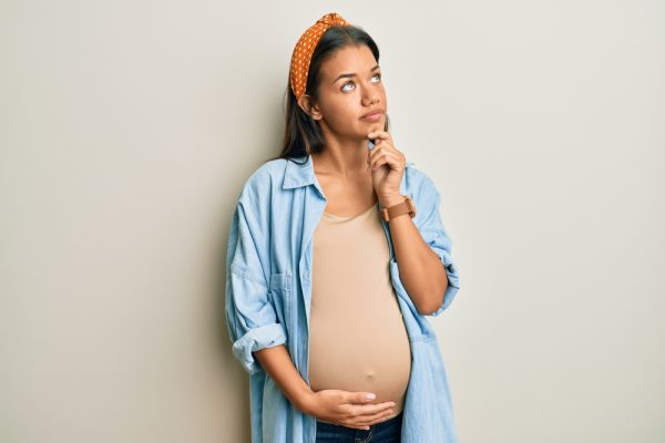 Mulher grávida segurando a barriga