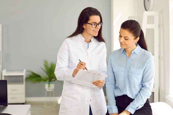 Mulher em consulta com médica.