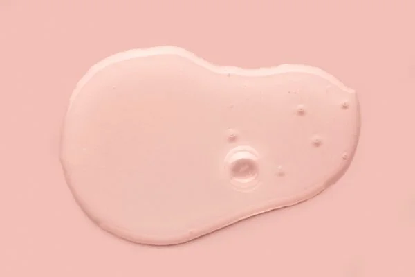 Líquido em fundo rosa claro