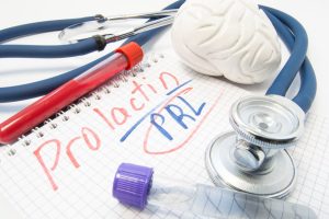Prolactina alta (hiperprolactinemia): sintomas, causas, diagnóstico e tratamentos