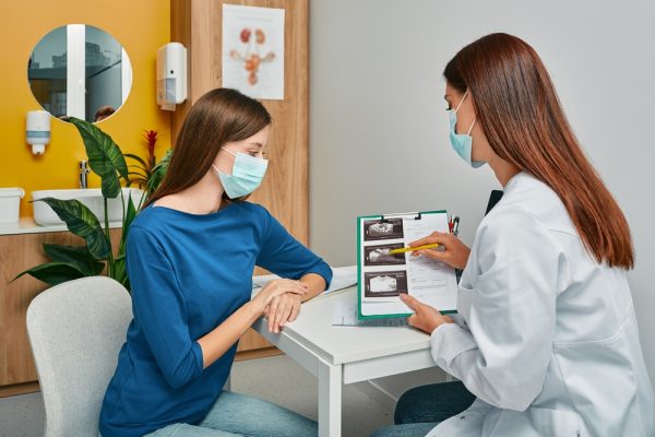 Ginecologista mostrando espessura do endométrio em ultrassom para paciente