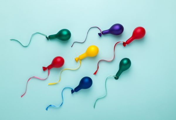 Balões coloridos que fazem alusão a espermatozoides