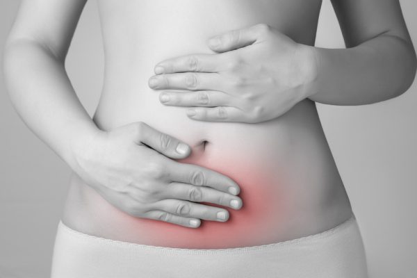 Jovem mulher com dor abdominal