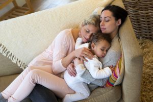 Maternidade homoafetiva: como duas mulheres podem ter um filho?