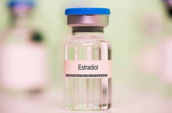 medicamento injetável com etiqueta escrita