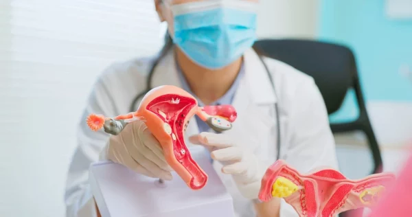 médica explicando para paciente o que é e como tratar endometrioma