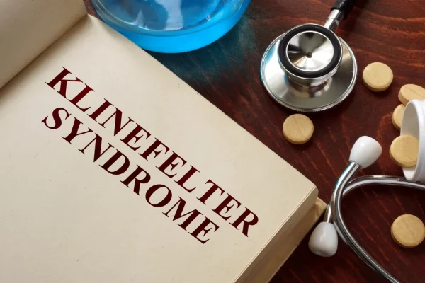 livro em cima de mesa de médico escrito "síndrome de Klinefelter" em inglês