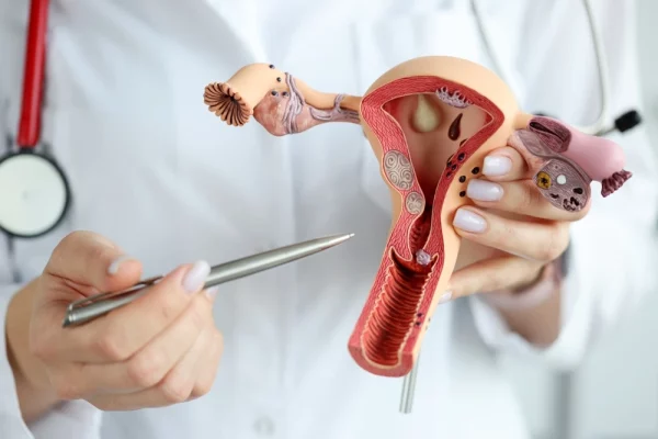 médica especialista explicando para paciente sobre a síndrome da hiperestimulação ovariana