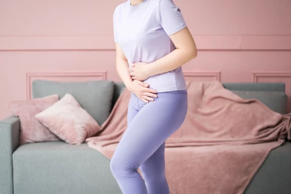 mulher com dores uterinas causadas pela síndrome de asherman