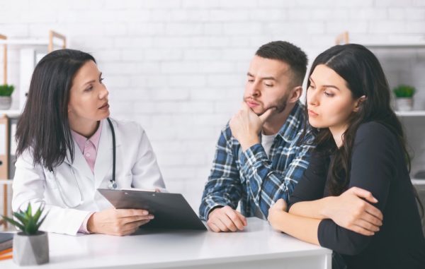 Casal em consulta médica.