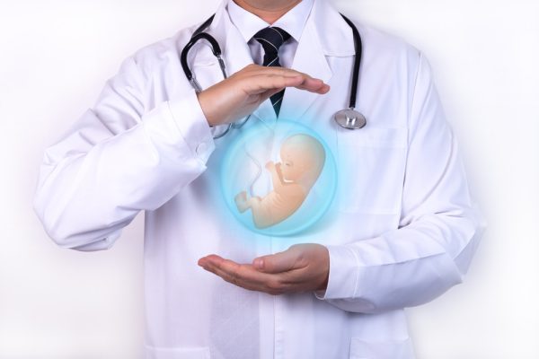 Imagem ilustrando um médico segurando feto