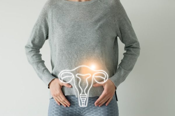 Mulher com as mãos na barriga e ilustração de ovário
