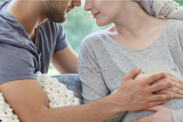 Homem abraçando mulher com câncer