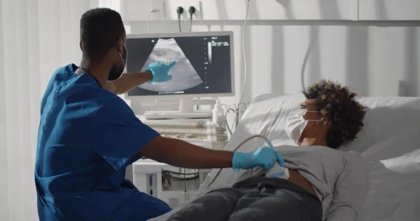Descolamento do saco gestacional: mulher realizando ultrassom para avaliar hematoma retrocoriônico e saúde da gestação