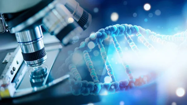 Microscópio e fita de DNA ilustrando análise de doenças genéticas, tipos e diagnóstico para prevenção e tratamento