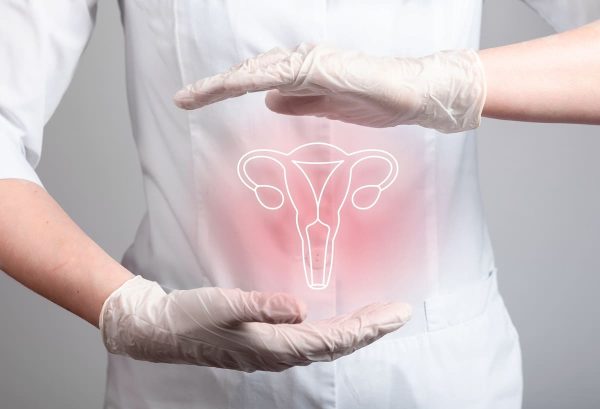 Médico exibindo ilustração de útero representando o Exame EndomeTRIO: ERA, EMMA e ALICE.