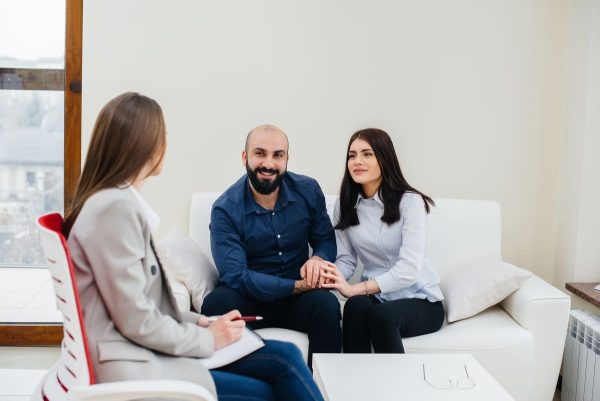 Casal em consultório representando a terapia de casal durante o tratamento de infertilidade.