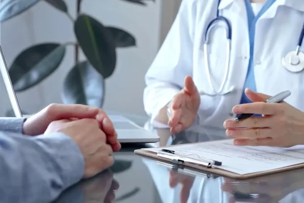 Homem em consulta com médico.