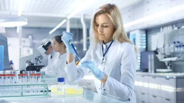 Médica utilizando pipeta em laboratório representando o Exame Matrice para FIV.