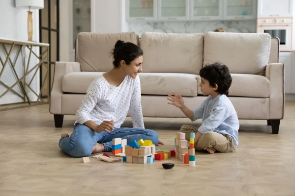 Mãe brincando com criança ilustrando discussão sobre FIV e autismo.