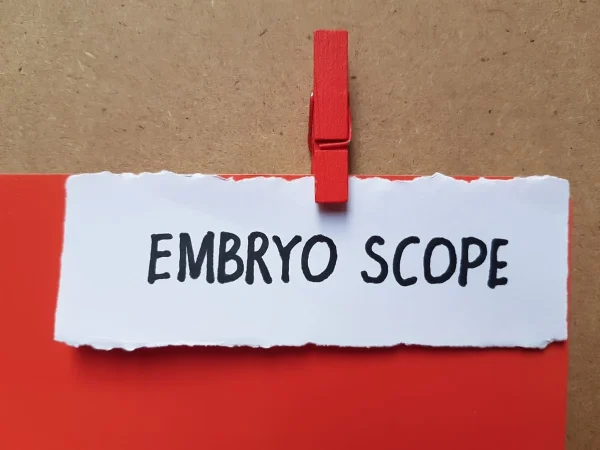 Imagem com a palavra embryoscope representando tecnologia usada em embriologia.