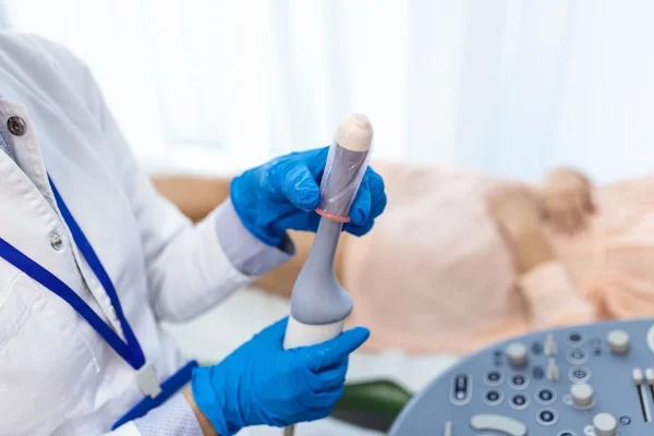 Aparelho de ultrassom transvaginal ilustrando a primeira ultrassonografia na gravidez por Fertilização in Vitro.