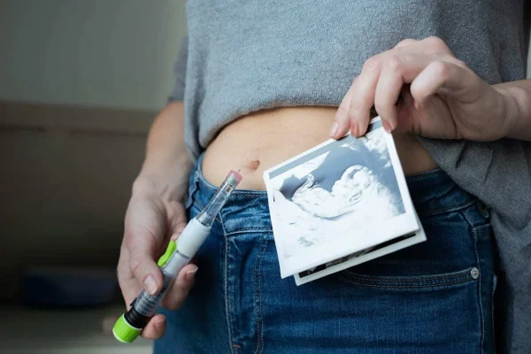 Mulher com seringa de medicação hormonal ao lado de imagem de ultrassom representando os principais métodos de reprodução assistida.