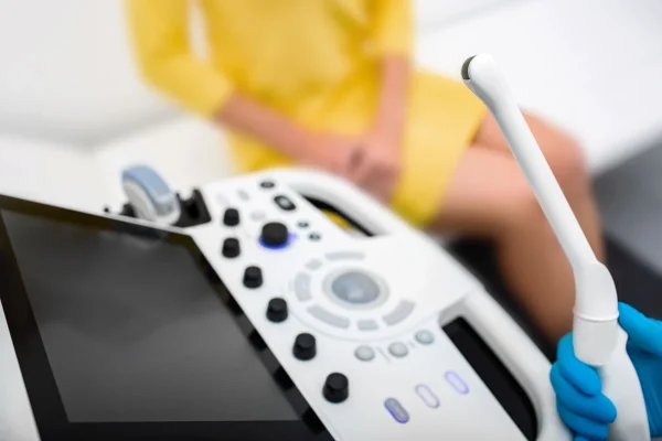 Aparelho de ultrassom transvaginal representando como funciona o monitoramento de óvulos na FIV.