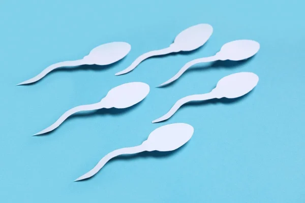 Ilustração de espermatozoides nadando representando a técnica Micro-TESE para obtenção de espermatozoides.
